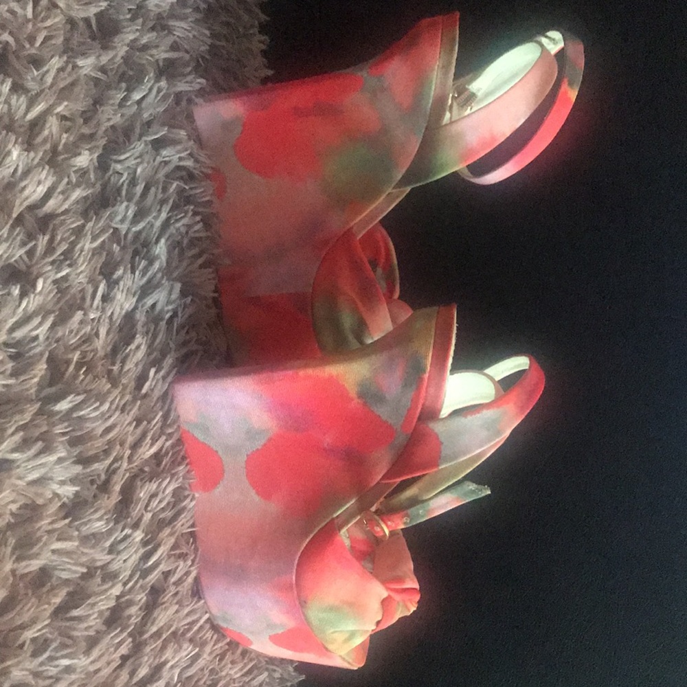 Alice + Olivia by Stacey bendet Ilisa Watercolor-Print Wedge Sandal - Picture 4 of 8